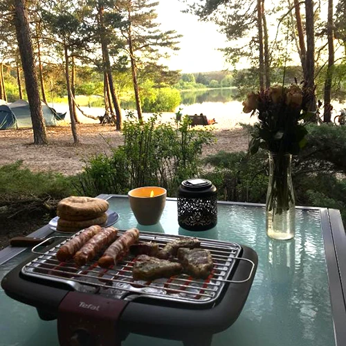 Tischgrill mit Blick auf den See