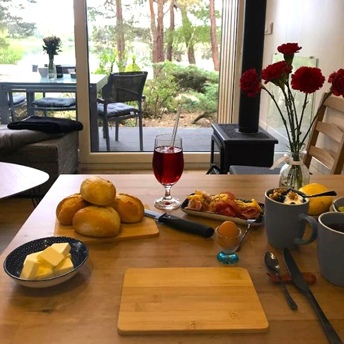 Frühstückstisch mit Blumen und Blick auf die Terrasse