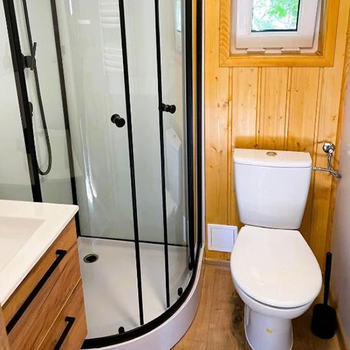 Modernes Badezimmer mit Dusche, Toilette und Waschtisch
