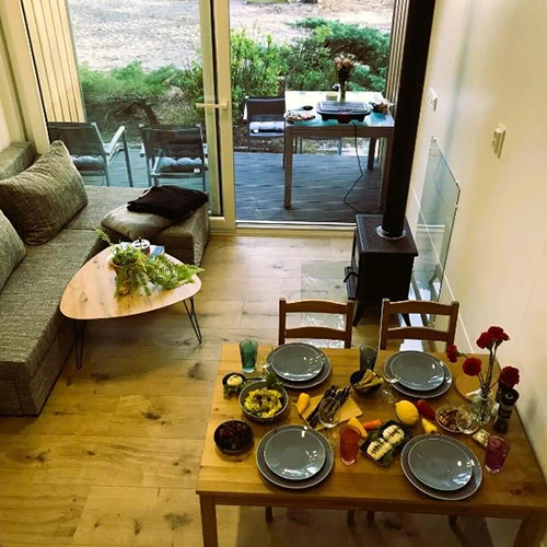 Frühstückstisch und Wohnzimmerbereich mit Sofa von oben fotografiert