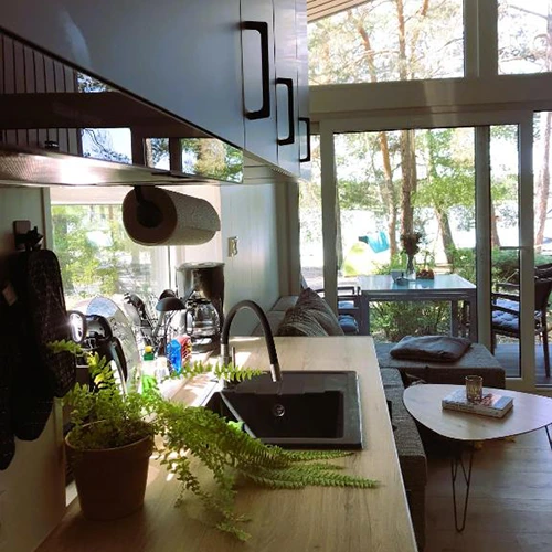 Moderne, offene und helle Küchenzeile mit Ausblick auf die Terrasse