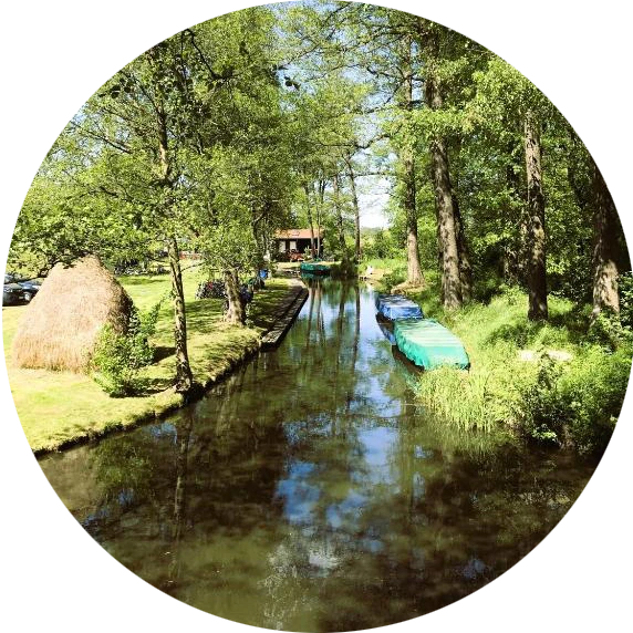 Fluss mit Booten umwachsen von Bäumen