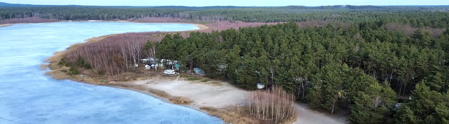 Strand im Winter mit gefrorenen See